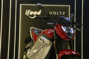 Confira imagens do lançamento da moto elétrica do iFood