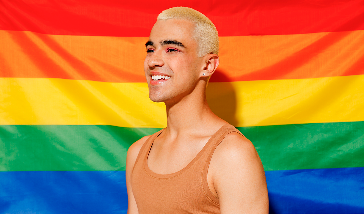 Por que a bandeira do orgulho LGBTQIAP+ é inspirada em um arco-íris?