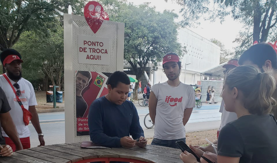 iFood tem ponto de troca de figurinhas no Ibirapuera