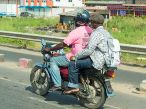 Benin usa moto elétrica para reduzir poluição do mototáxi